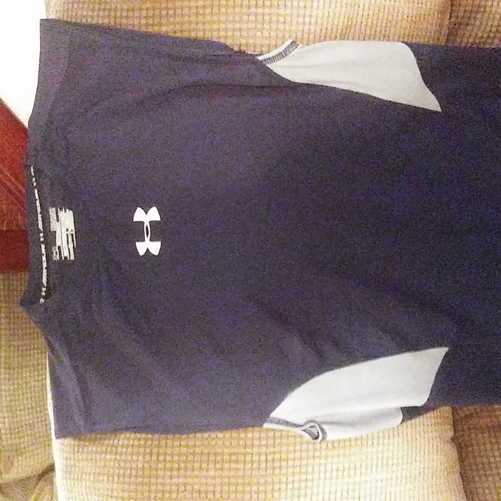 EUC Under Armour Heat Gear Top. Size M.     A1
